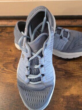Under Armour Women's Running Shoes Size 7 US Blue USED